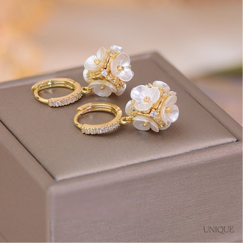 Brinco Pingente Flor com Zircônia