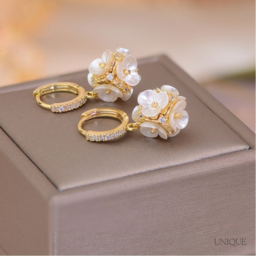 Brinco Pingente Flor com Zircônia