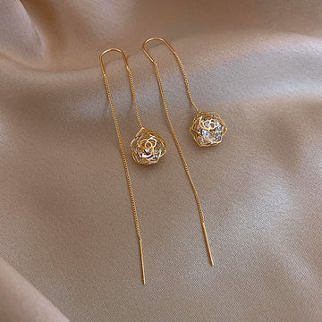 Brinco Fio Pingente Flor Vazada com Cristal Banhado A Ouro 18K
