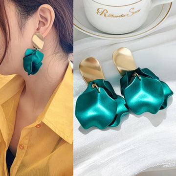 Brinco Luxury Dourado com Pétalas