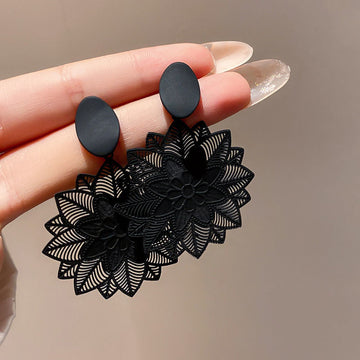 Brinco Flor Negra Geométrica