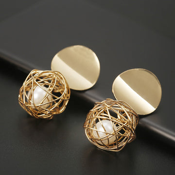 Brinco Dourado com Pérola