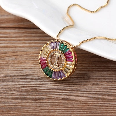 Colar com Pingente Inicial Cravejado Cristais de Zircônia Coloridas