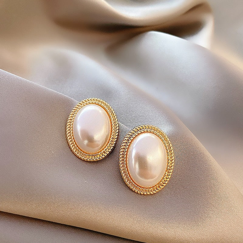 Brinco Irregular Dourado com Pérola