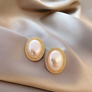 Brinco Irregular Dourado com Pérola