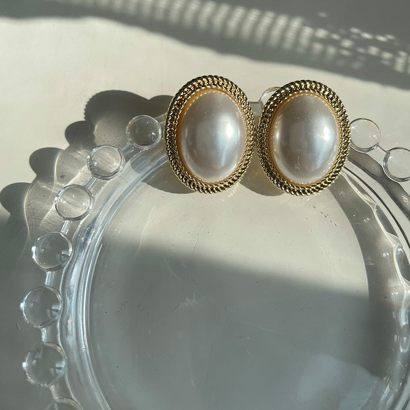 Brinco Irregular Dourado com Pérola
