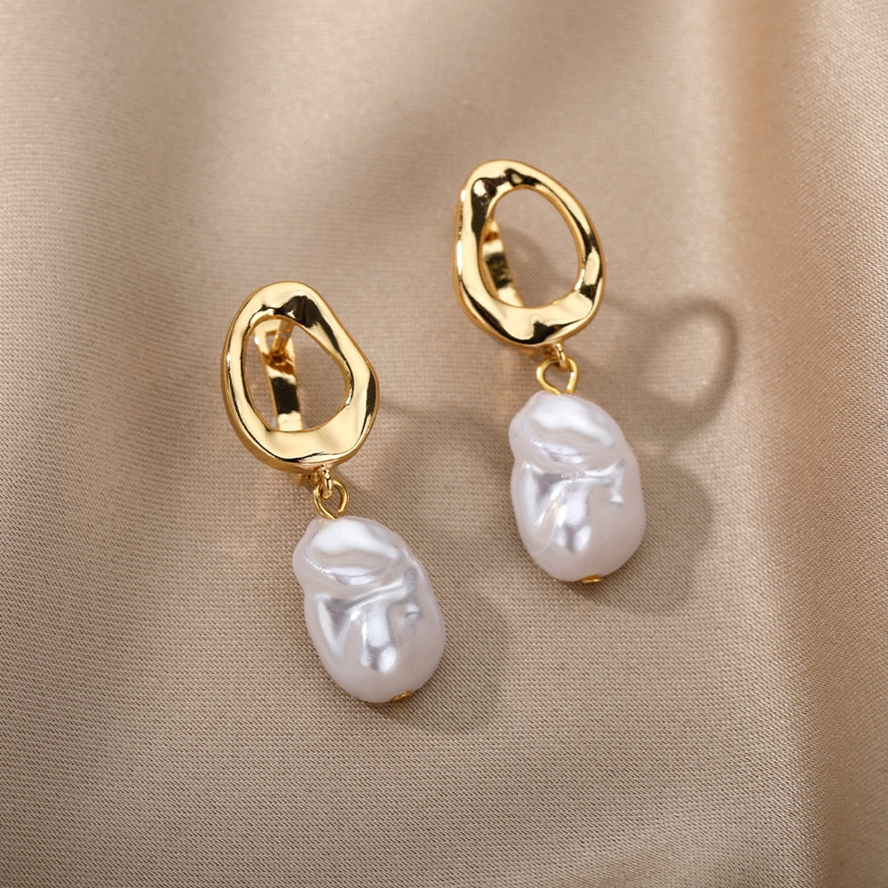 Brinco Irregular Dourado com Pérola