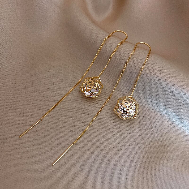 Brinco Fio Pingente Flor Vazada com Cristal Banhado A Ouro 18K