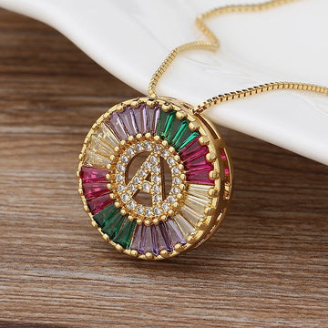 Colar com Pingente Inicial Cravejado Cristais de Zircônia Coloridas
