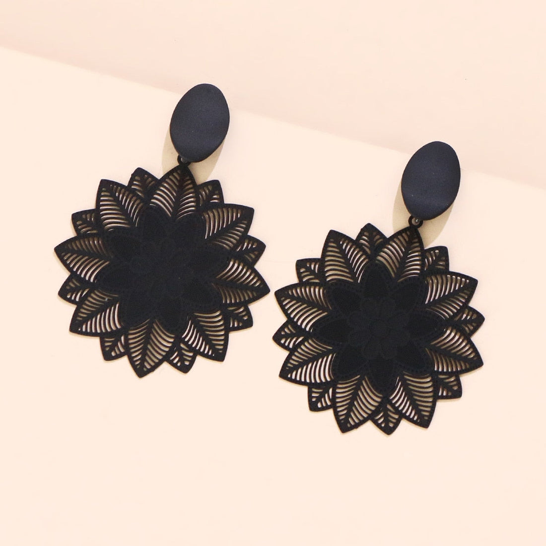 Brinco Flor Negra Geométrica