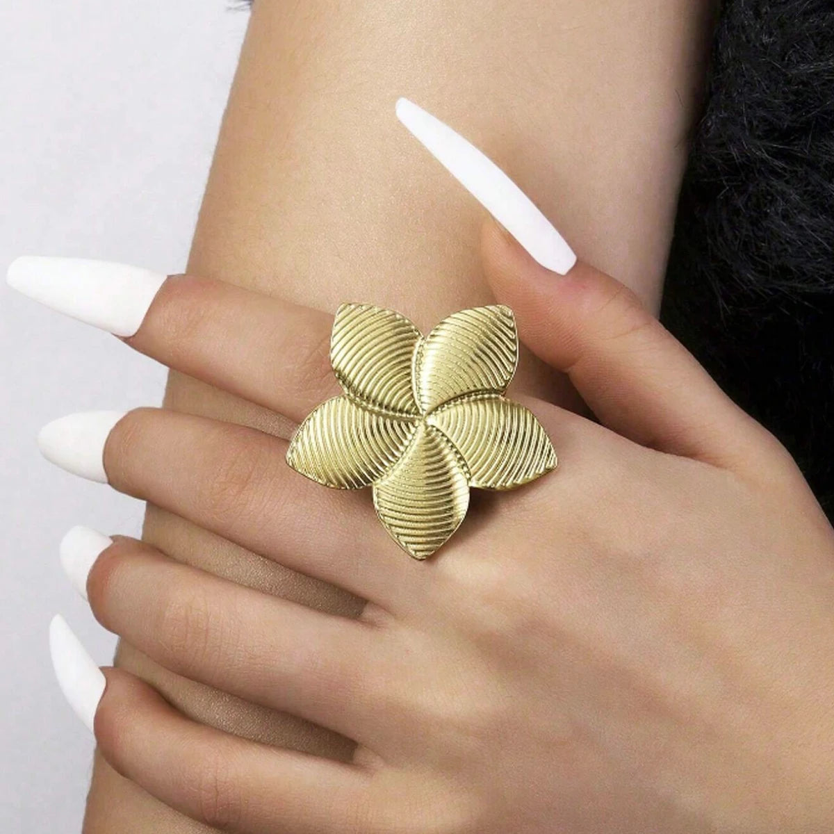 Brinco Aço Inoxidável Detalhes em Pétala de Flor