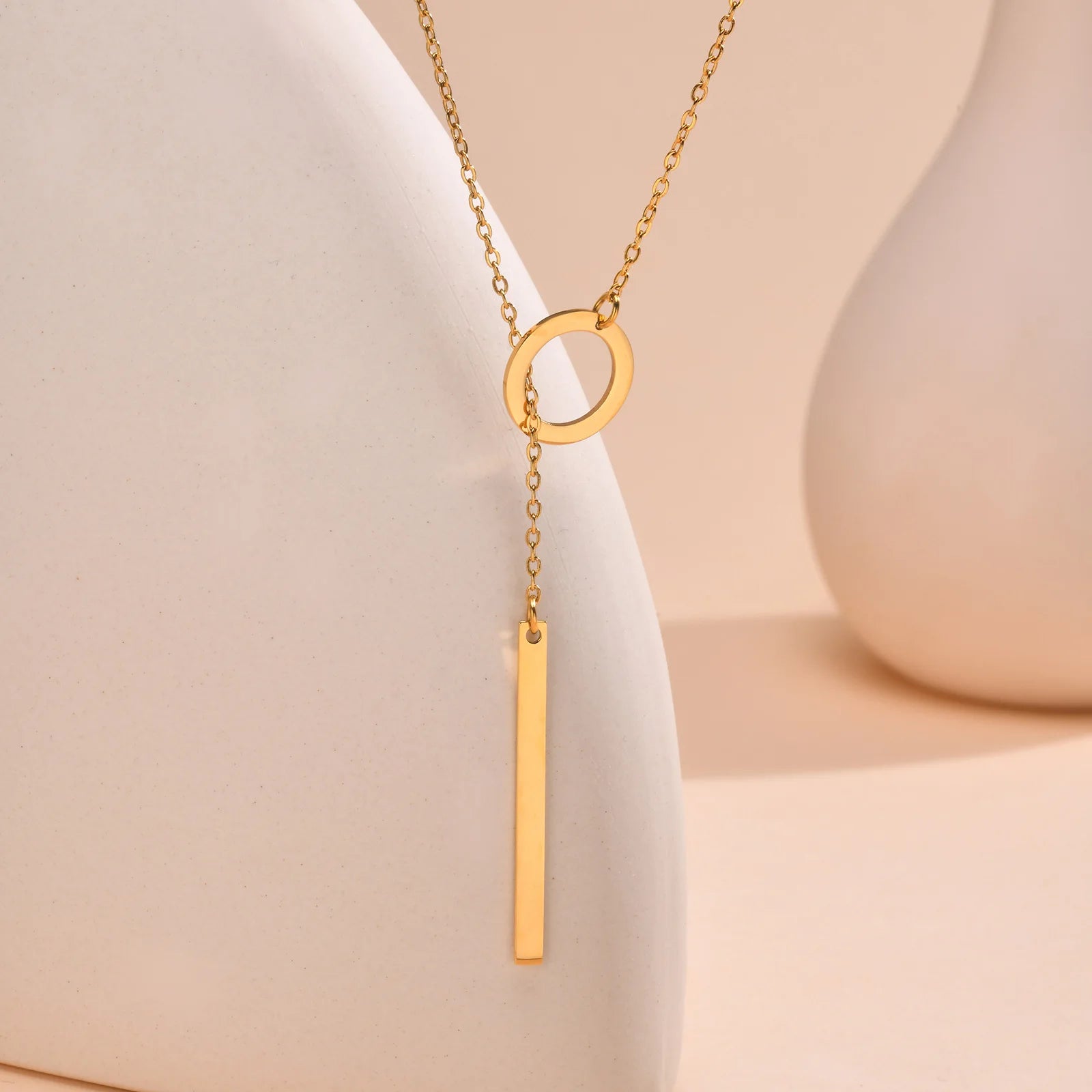 Colar de Metal Zircônia Cúbica Detalhe com pingente de barra