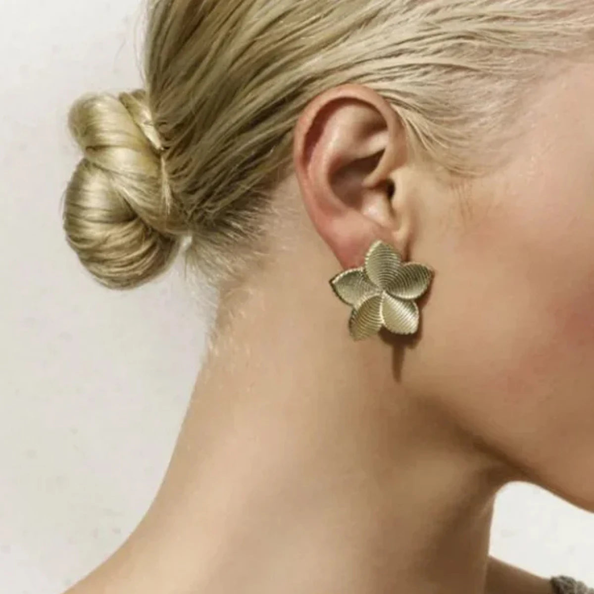 Brinco Aço Inoxidável Detalhes em Pétala de Flor