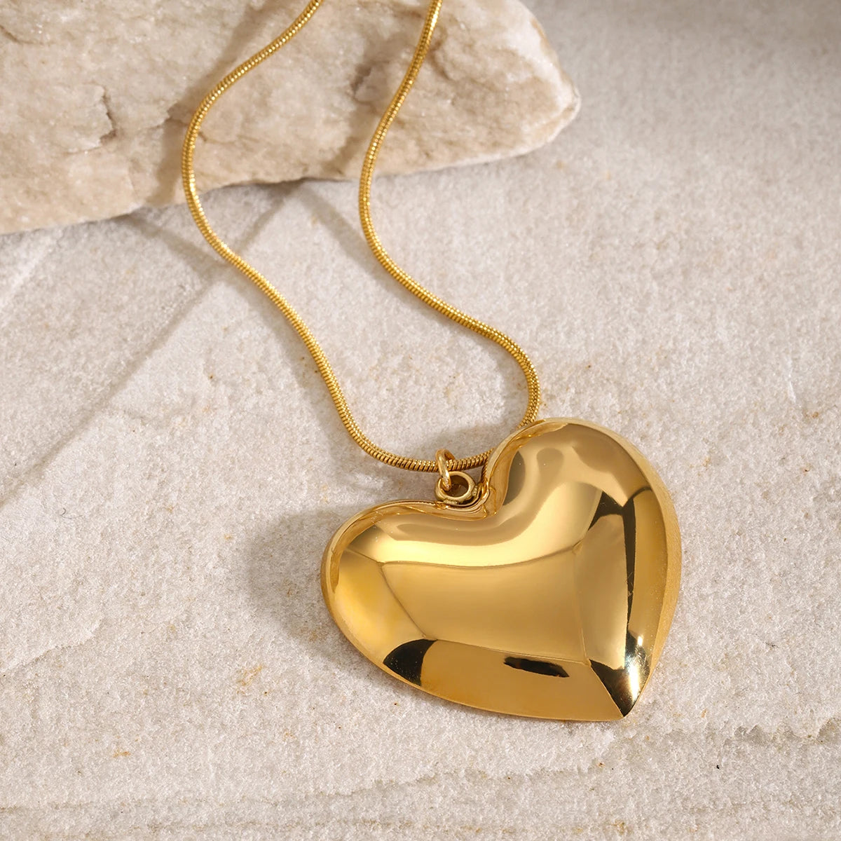 Colar Aço Inoxidável Detalhes em Pingente de Coração Dourado