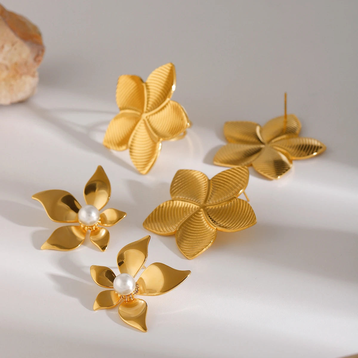 Brinco Aço Inoxidável Detalhes em Pétala de Flor