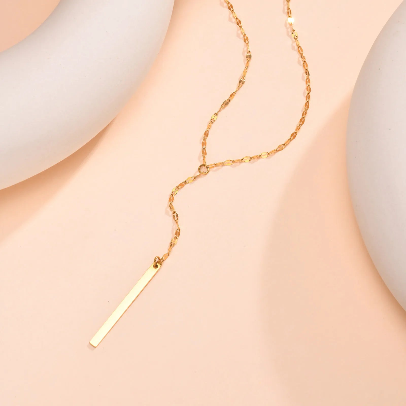 Colar de Metal Zircônia Cúbica Detalhe com pingente de barra