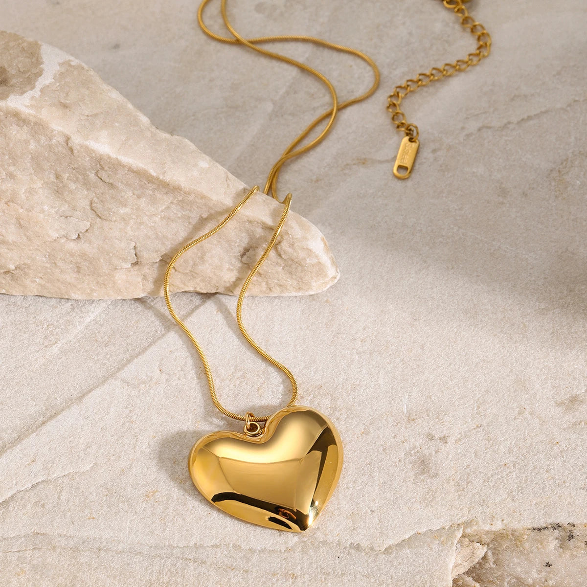 Colar Aço Inoxidável Detalhes em Pingente de Coração Dourado