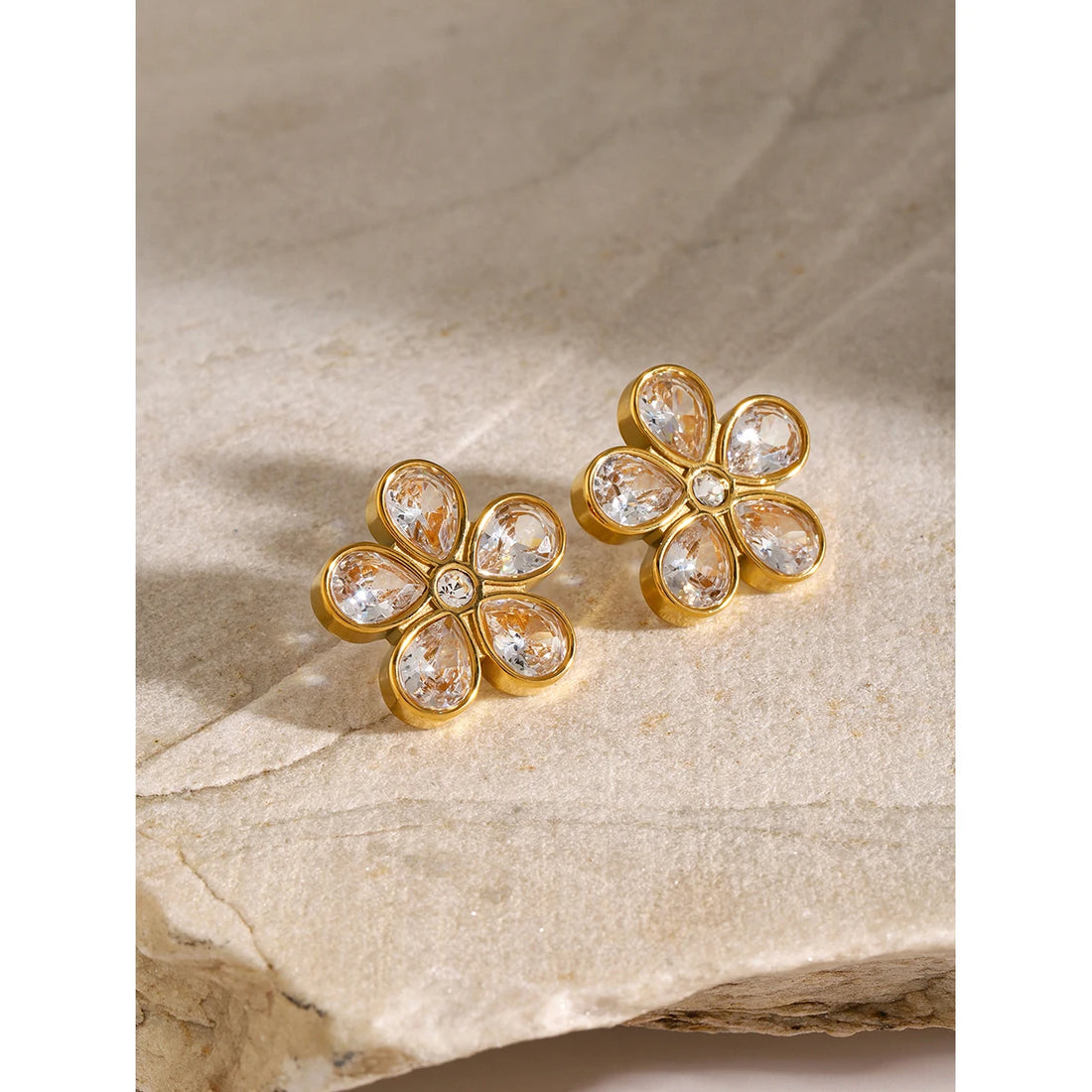 Brinco Metal de Zircônia Detalhes em Flor de Ouro