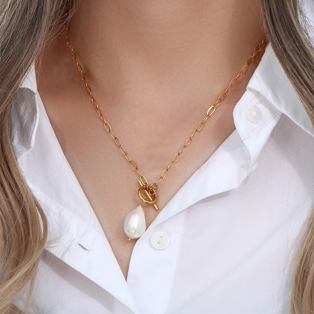 Colar Dourado com Pingente Pérolas Natural
