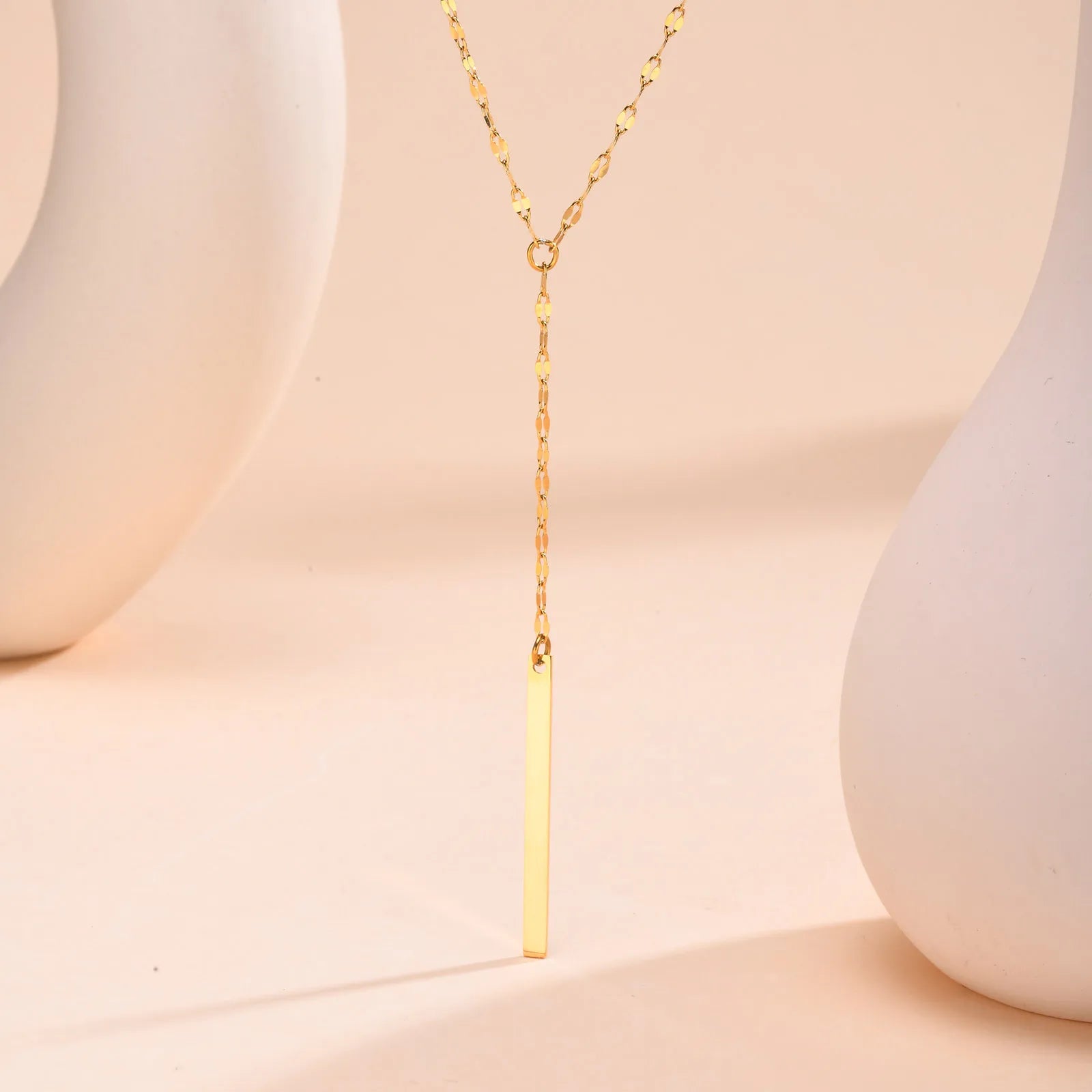 Colar de Metal Zircônia Cúbica Detalhe com pingente de barra
