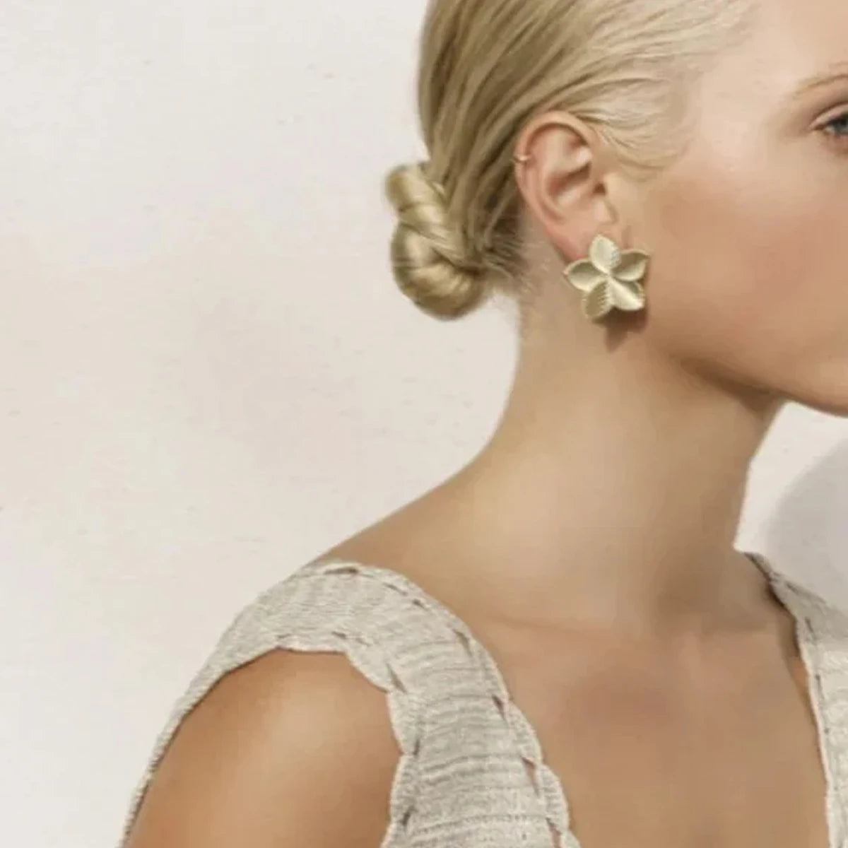 Brinco Aço Inoxidável Detalhes em Pétala de Flor