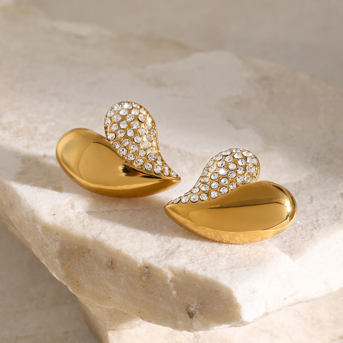 Brincos Zircônia Diamantes Detalhes em Coração 