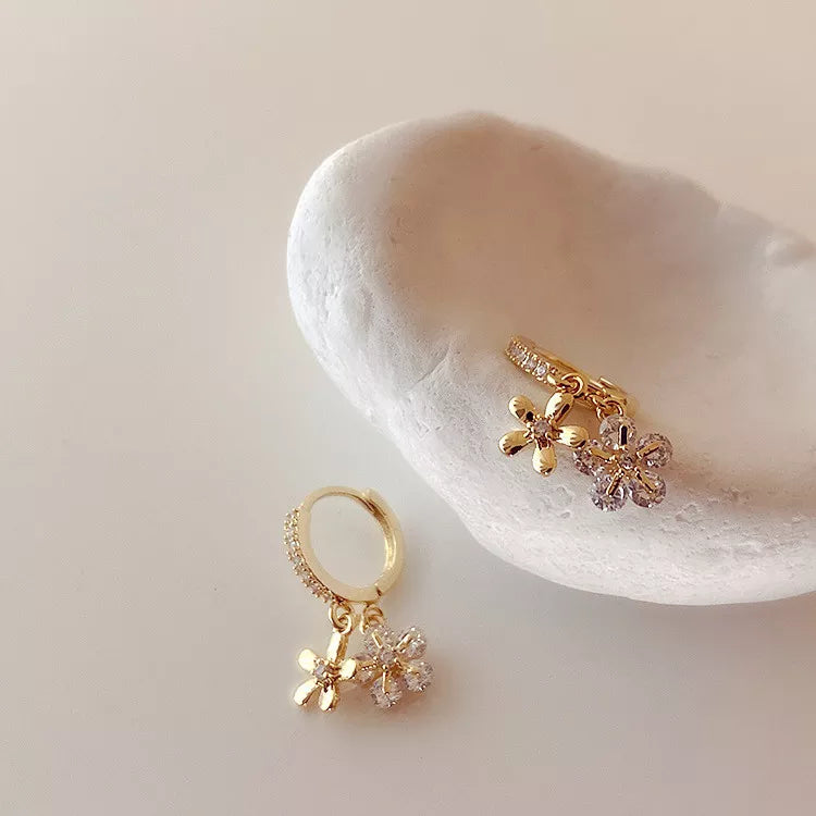 Brinco Argolinha Flor com Zircônia