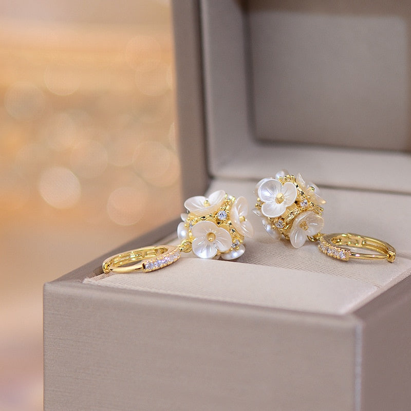 Brinco Pingente Flor com Zircônia