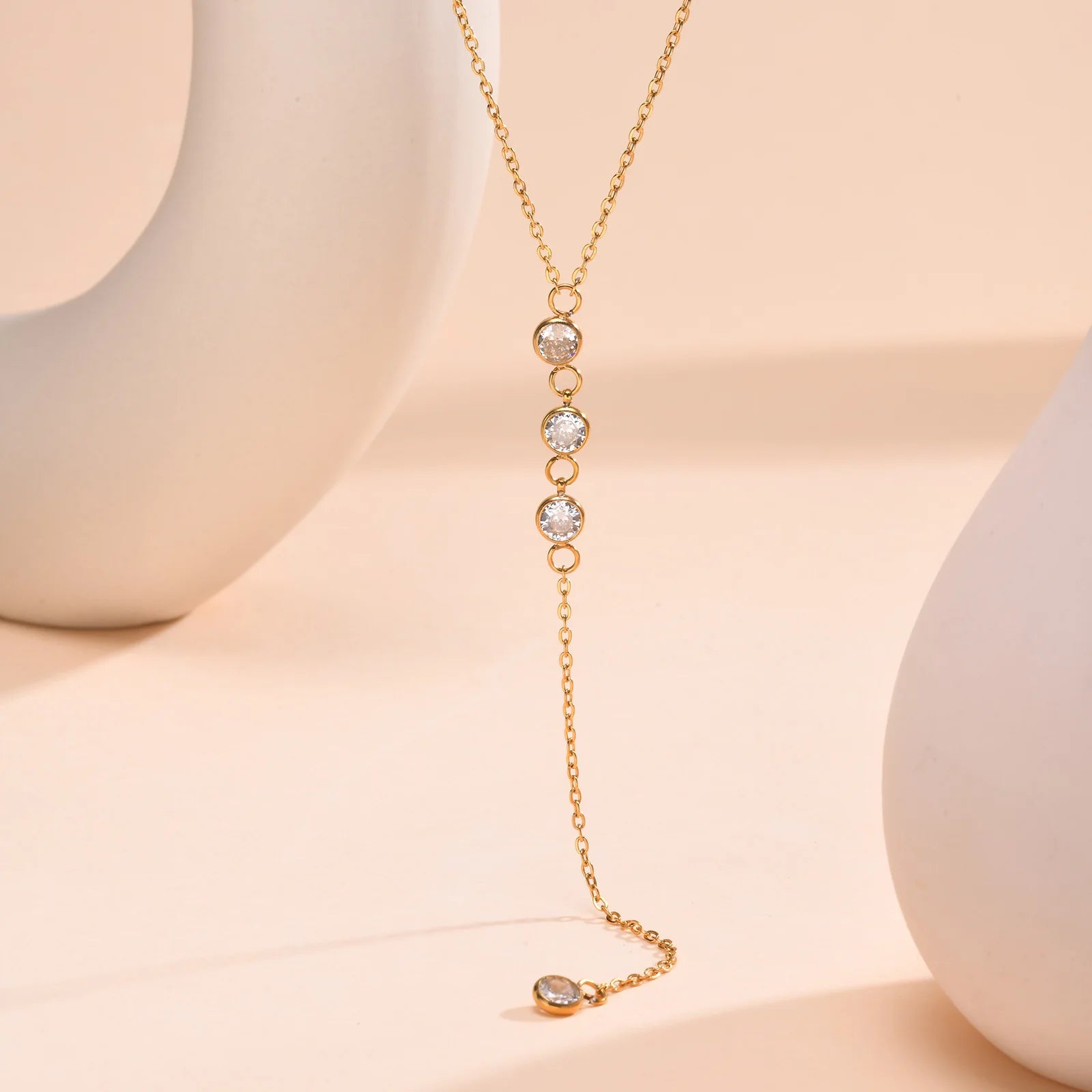 Colar de Metal Zircônia Cúbica Detalhe com pingente de barra