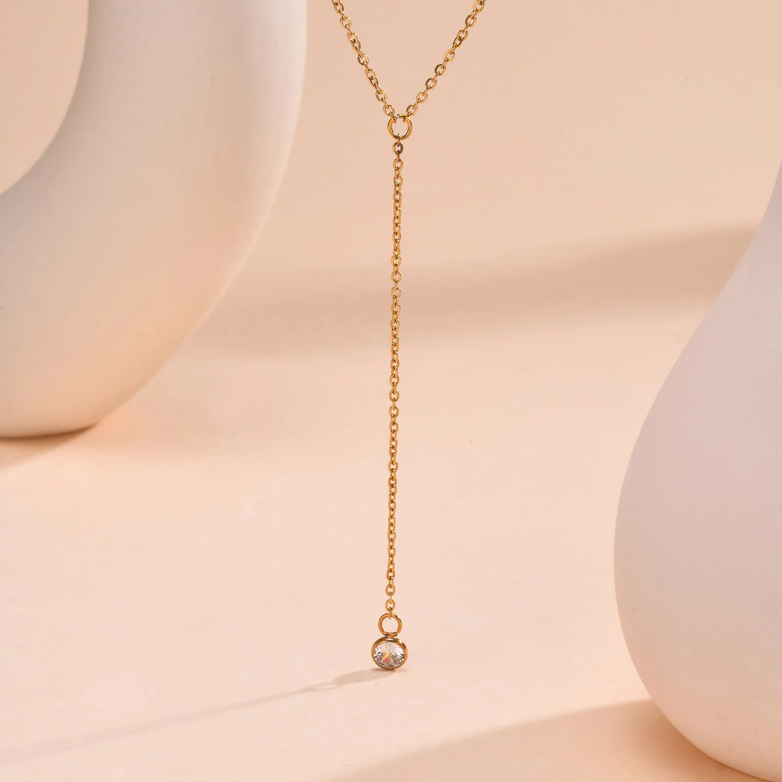 Colar de Metal Zircônia Cúbica Detalhe com pingente de barra