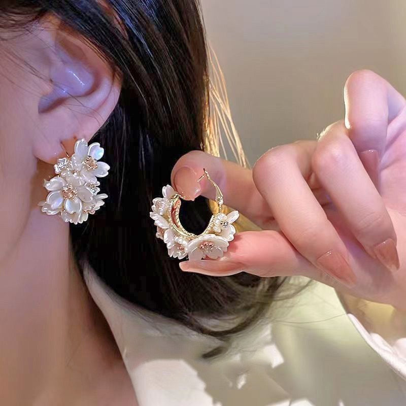 Brinco Luxe Meia Argola Floral