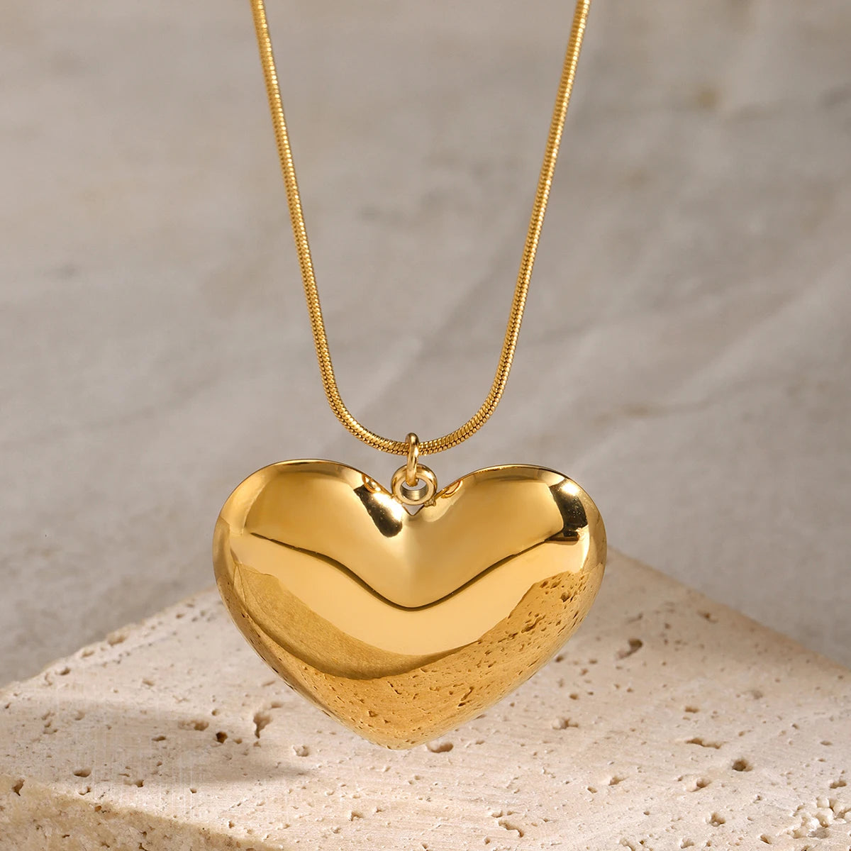Colar Aço Inoxidável Detalhes em Pingente de Coração Dourado