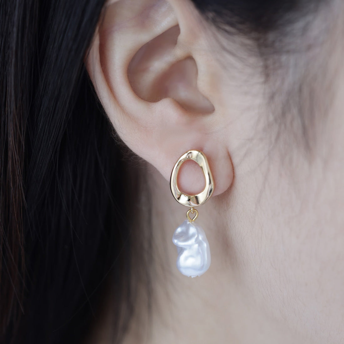Brinco Irregular Dourado com Pérola