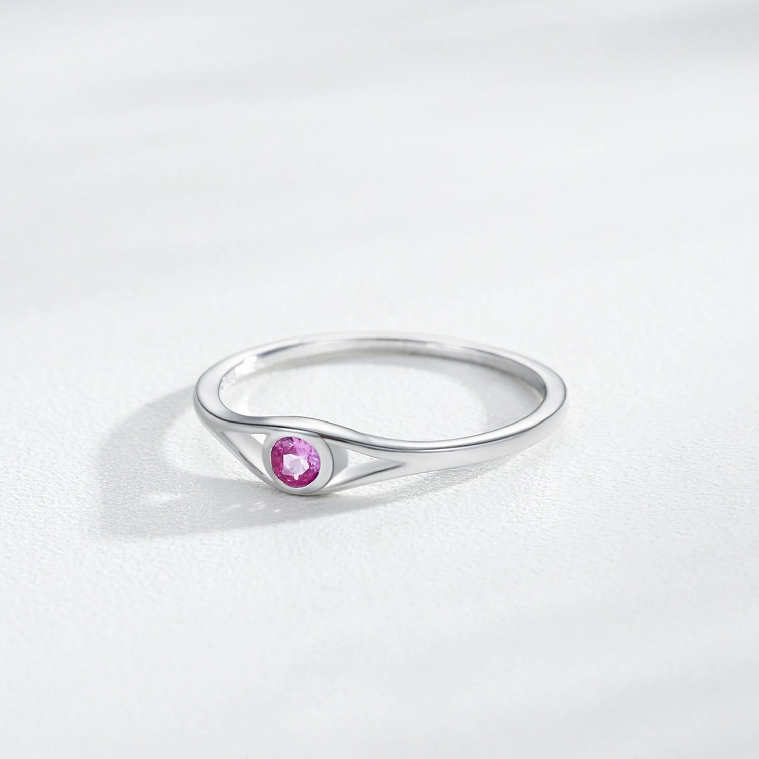 Anel Prata 925 Detalhada em Zircônia Redonda Vermelha Rosa