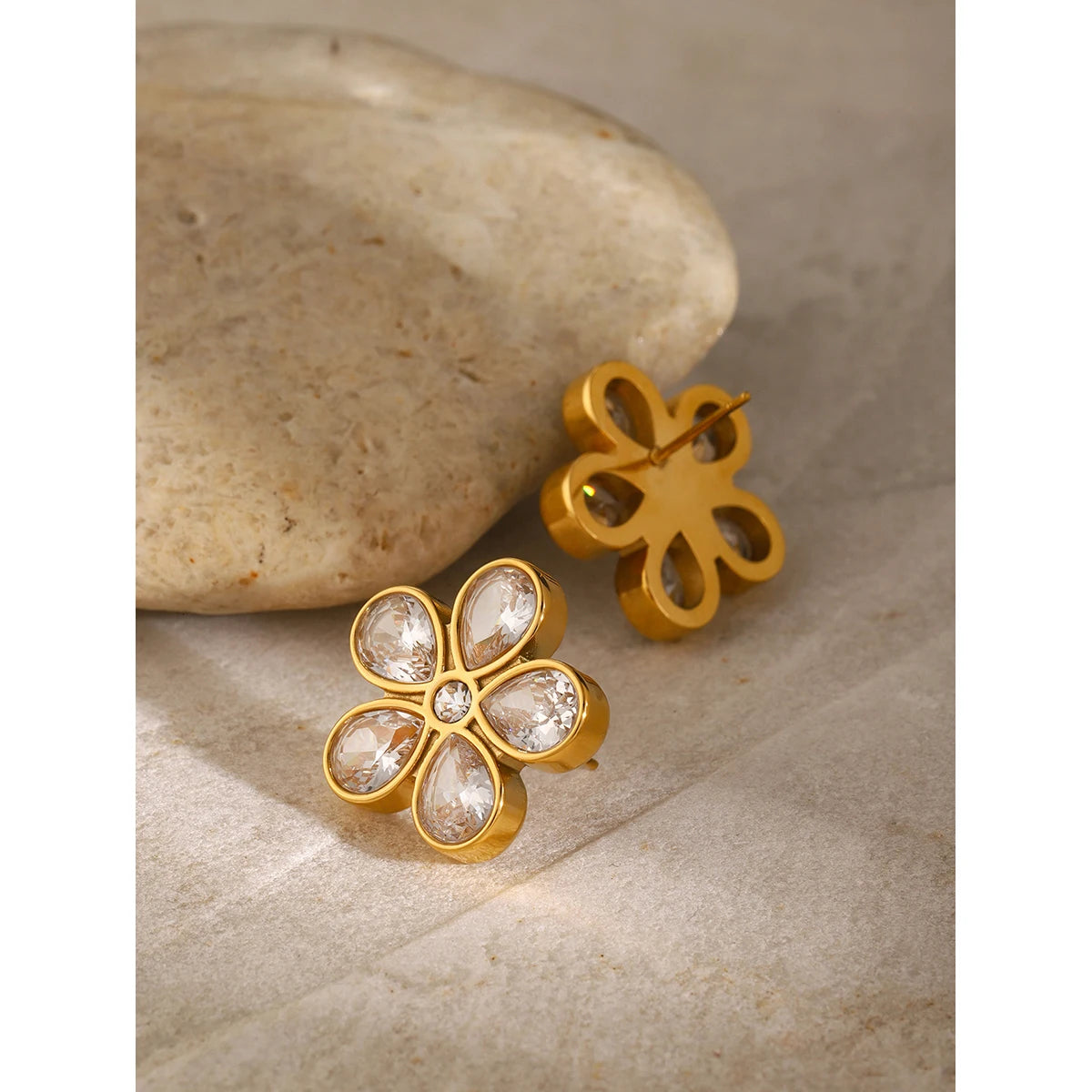 Brinco Metal de Zircônia Detalhes em Flor de Ouro