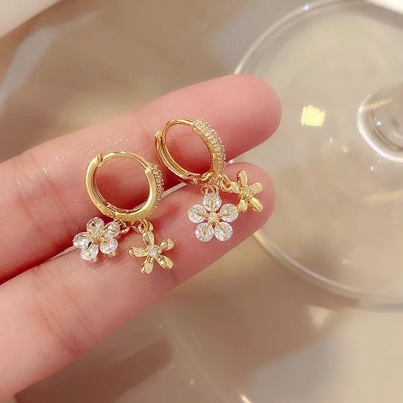 Brinco Argolinha Flor com Zircônia