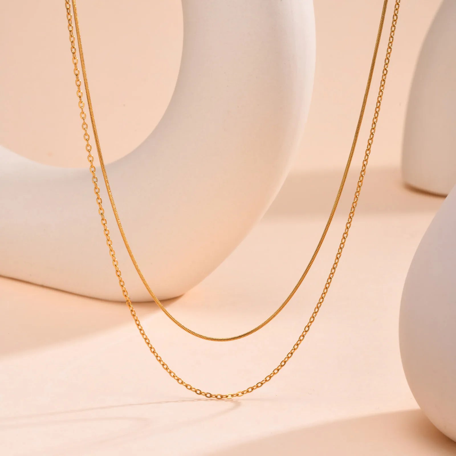 Colar de Aço Inoxidável com Detalhes em Joias Minimalistas Empilháveis