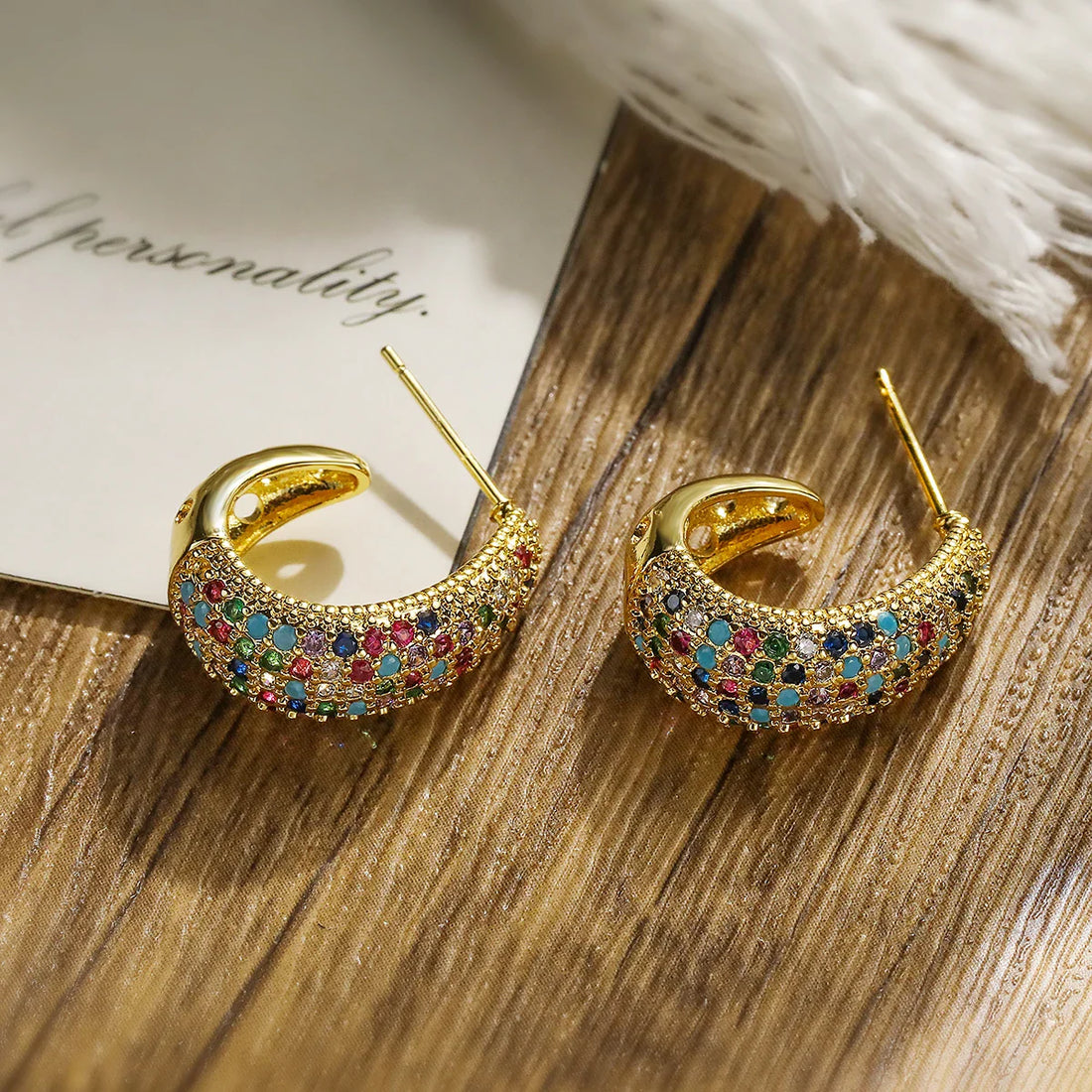 Brinco Meia Argola Cravejada com Zircônias